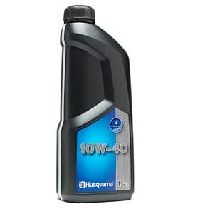 Olej do silników czterosuwowych 10W-40 w czarnej butelce o pojemności 1 litra. Obudowa z wyrazistym niebieskim akcentem i czytelnym napisem „10W-40”. Kąt ujęcia frontalny, produkt stojący, na białym tle.