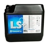 Olej do silników dwusuwowych LS+ HUSQVARNA o pojemności 10L umieszczony w czarnej plastikowej butelce. Na przedniej etykiecie niebieskie logo HUSQVARNA oraz duży napis LS+. Butelka ma prostokątny kształt z uchwytem do nalewania. Tło białe.