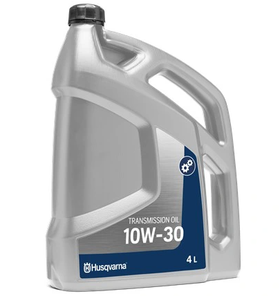 Olej do przekładni hydrostatycznej HUSQVARNA 10W-30 w pojemności 4L, w przezroczystym, półokrągłym opakowaniu z czarną zakrętką. Biało-niebieskie etykiety z czytelnym napisem. Produkt ustawiony w pozycji pionowej, na neutralnym tle.