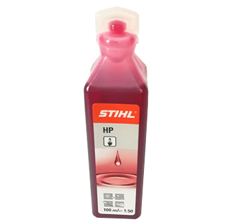 Olej do paliwa do dwusuwów HP Stihl 0,1 L w przezroczystej butelce o prostokątnym kształcie, w kolorze ciemnego różu. Widoczny napis STIHL HP na etykiecie. Butelka zamknięta, ustawiona na białym tle. Etykieta informacyjna naprzeciwko.