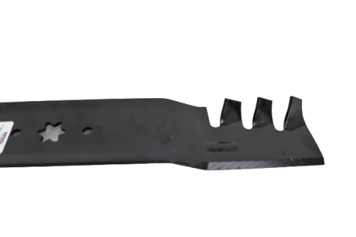 Nóż kosiarki MTD o długości 49 cm, metalowy, czarny, z trzema ząbkami z jednej strony i gładką krawędzią z drugiej. Widok z boku, pokazujący kształt i detale ostrza. Wysokiej jakości materiał, mający zastosowanie w pielęgnacji trawnika.