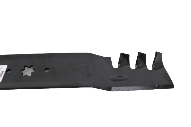 Nóż kosiarki MTD o długości 49 cm, metalowy, czarny, z trzema ząbkami z jednej strony i gładką krawędzią z drugiej. Widok z boku, pokazujący kształt i detale ostrza. Wysokiej jakości materiał, mający zastosowanie w pielęgnacji trawnika.