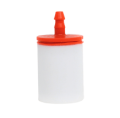 Przezroczysty cylindryczny filtr paliwa z czerwonym okrągłym wieczkiem i wypustką, na jednolitym tle. Idealny do systemów paliwowych.