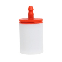 Przezroczysty cylindryczny filtr paliwa z czerwonym okrągłym wieczkiem i wypustką, na jednolitym tle. Idealny do systemów paliwowych.