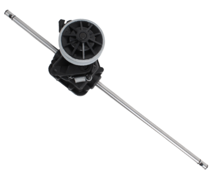 Przekładnia napędowa do kosiarki LC353V, czarna obudowa z aluminiową rurką, w centralnej części okrągłe koło zębate. Produkt leży poziomo na białym tle, widoczny z góry, ukazujący detale mechaniczne oraz mocowanie.