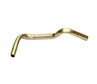 Przewód oleju pilarki Husqvarna 365, 372XP w kolorze metalicznym, zgięty w kształcie litery L, wykonany z mosiądzu. Widok z boku, ukazujący krawędzie i otwory na końcach, brak dodatkowych elementów lub tekstów.