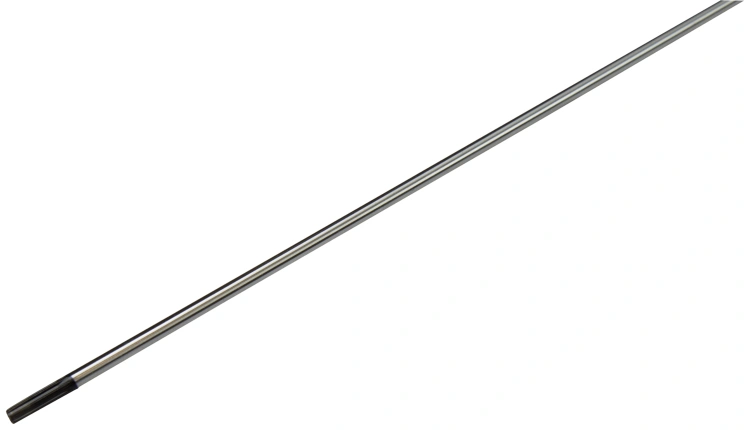Wał napędowy do wykaszarki Husqvarna 525RX/535LST, metaliczny, prosty, o długości około 100 cm. Zakończony czarną osłoną. Ujęcie boczne, na jednolitym tle. Widoczne detale faktury metalowej powierzchni.