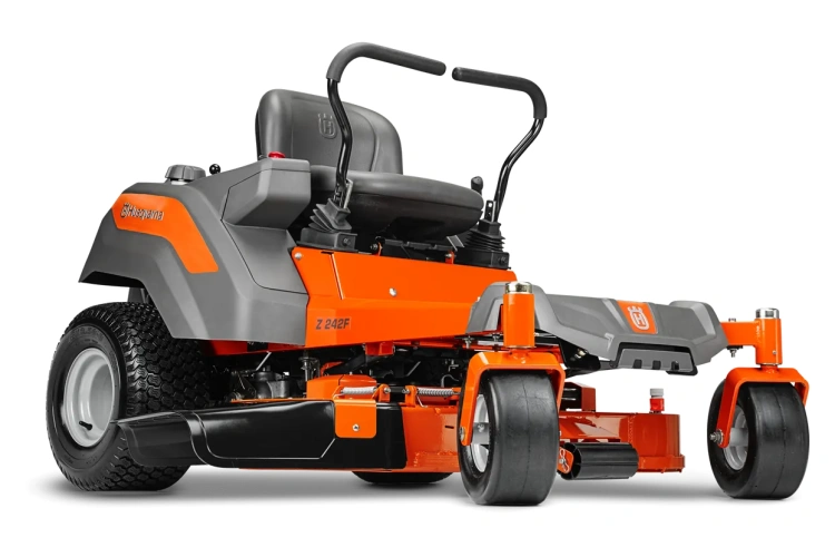 Kosiarka Husqvarna Z242F z zerowym promieniem skrętu, ergonomicznymi uchwytami, ciemnoszarym fotelem, pomarańczowo-szarym podwoziem i dużymi tylnymi oponami, widziana z przodu pod lekkim kątem.