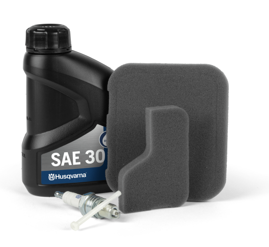 Zestaw serwisowy Husqvarna, w skład którego wchodzi czarna butelka oleju SAE 30, dwa filtry powietrza w odcieniu szarym oraz świeca zapłonowa. Produkt ułożony na białym tle, z widocznym logo Husqvarna na butelce i etykietą z pojemnością.