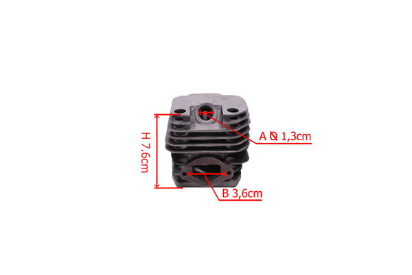 Cylinder kompletny z tłokiem i uszczelkami 45mm pilarki NAC, czarny, wykonany z metalu. Ujęcie frontalne, stojący. Wysokość 7,6 cm, średnica otworu A 1,3 cm, B 3,6 cm. Widoczne elementy mocujące. Tło białe, co podkreśla szczegóły konstrukcji.