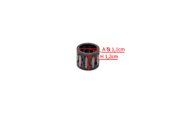 Cylinder kompletny z tłokiem i uszczelkami 45mm pilarki NAC. Widok frontalny, czarny cylinder z otworami. Wysokość 1,2 cm, średnica 1,1 cm. Opisane wymiary na czerwono. Proste tło, brak dekoracji.