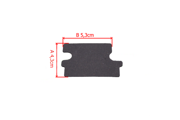 Uszczelka o wymiarach 5,3 cm x 4,3 cm, czarna, wykonana z gładkiego materiału. Widoczna z przodu, o prostokątnym kształcie z wycięciami po bokach. Idealna do użycia w cylinderkach pilarki NAC, stanowiąca ważny element montażowy.