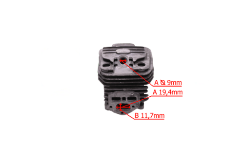 Cylinder pilarki Partner P340S w kolorze szarym, z widocznymi otworami montażowymi. Zdjęcie w zbliżeniu ukazuje szczegóły wymiarowe: A średnica 9 mm, średnica 19,4 mm, B długość 11,7 mm. Widoczna faktura metalu, prosta biała przestrzeń w tle.