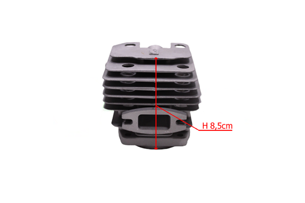 Cylinder pod tłok 43mm do pilarki NAC, czarny, o wysokości 8,5 cm. Widok frontalny ukazuje profil z wyraźnymi rowkami oraz otworem montażowym na dole. Tło białe, co podkreśla szczegóły produktu.