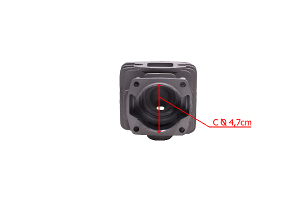 Cylinder pod tłok 43mm do pilarki NAC w kolorze szarym, widoczny od frontu. Na zdjęciu zbliżenie na otwór o średnicy 4,7 cm. Element prostokątny z gładką fakturą, z widocznymi przeszkleniami i otworami montażowymi.