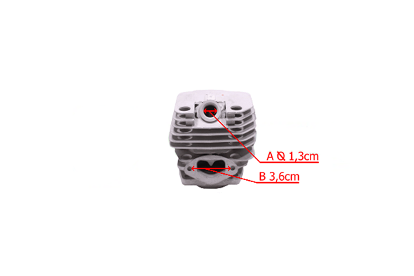 Szary metalowy cylinder pod tłok pilarki NAC, z otworami u góry i z przodu. Wymiary: średnica 1,3 cm i 3,6 cm. Prosty, lekko teksturowany, idealny do naprawy narzędzi.