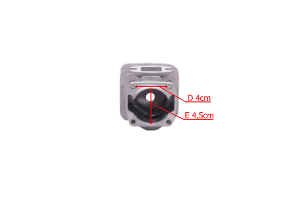 Cylinder pod tłok pilarki NAC, metalowy, kwadratowy kształt. Widoczny otwór o średnicy 4 cm oraz drugi o głębokości 4,5 cm. W widoku frontalnym, na jasnym tle, bez dodatkowych detali.