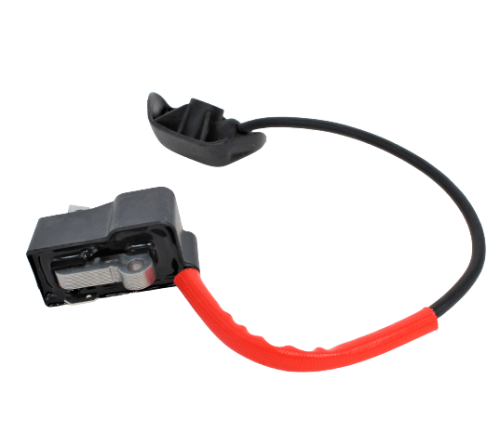 Moduł zapłonowy wykaszarki Husqvarna, widoczny z boku, z czerwonym przewodem i czarną obudową. Element z metalowymi wkładkami i gumową osłoną. Produkt ustawiony w poziomie na jednolitym tle, podkreślający szczegóły konstrukcji.