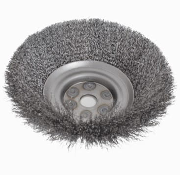Szczotka do czyszczenia kostki brukowej z drutu stalowego o średnicy 200 mm. Wyposażona w metalowe mocowanie, widoczna faktura metalowych włókien. Ujęcie z przodu, prezentująca okrągły kształt i dużą gęstość włosia. Tło białe.