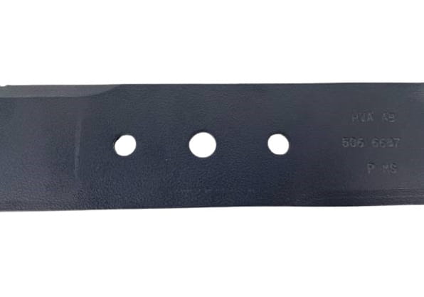Nóż Husqvarna R13 o długości 29,5 cm, metalowy, o gładkiej powierzchni w kolorze czarnym. Widoczne trzy otwory montażowe i napisy na powierzchni ostrza. Ujęcie z boku, leżący na płaskiej powierzchni.