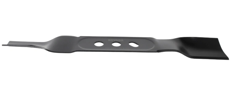 Nóż do kosiarki o długości 39,8 cm, wykonany z metalu, w całości w kolorze czarnym. Widoczne trzy otwory mocujące, z logo NEVADA na powierzchni. Ujęcie frontalne pokazuje gładką, płaską krawędź tnącą oraz wygięty koniec.