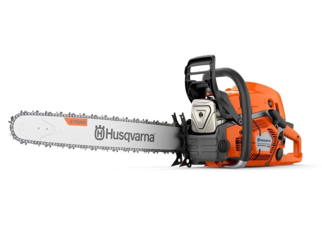 Pilarka Husqvarna 585 w kolorze pomarańczowym z metalowym ostrzem o długości około 45 cm. Z boku uchwyt z ergonomiczną rękojeścią. Widoczny logo Husqvarna na obudowie. Ujęcie z boku, produkt umieszczony na jednolitym tle.