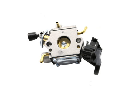 Gaźnik Husqvarna do piły Husqvarna 445, 450, metalowy, w kolorze srebrnym z czarnymi elementami. Widoczny z góry, z detalami na rurkach i pokrętłach. Produkt zawiera otwory montażowe, przewody paliwowe oraz pokrętło regulacyjne.