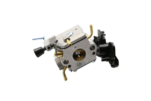 Gaźnik do piły Husqvarna 445, 450, metaliczny, widoczny z boku w pozycji poziomej. Posiada mocowania, wtyczkę, rurę oraz otwory wlotu powietrza i paliwa. Tło białe.