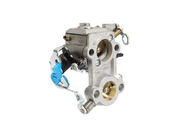 Gaźnik Husqvarna do piły Husqvarna 460, 455E, 461 Jonsered CS2255 w kolorze srebrnym z aluminium, z wyraźnymi otworami na mocowania. Ujęcie boczne ukazuje szczegóły mechanizmu, w tym dźwignię i zatyczkę. Produkt nowy, na jednolitym tle.