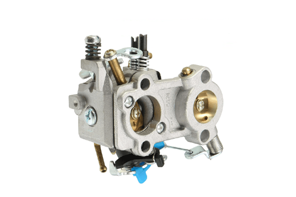 Gaźnik do piły Husqvarna 460, 455E, 461, wykonany z metalicznych materiałów. Widoczny z boku, z różnymi elementami montażowymi, sprężynami oraz pokrętłami. Złoty kolor części wewnętrznych oraz niebieska dźwignia. Na prostym, białym tle.