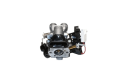 Gaźnik do pił Husqvarna 560XP/XPG, 562XP/XPG, widoczny z przodu. Metalowe srebrne i czarne elementy, oznaczenia, mocowania i przewody. Kompaktowy, bez ozdób. Do napraw i wymiany w sprzęcie ogrodniczym.