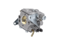 Gaźnik Husqvarna do piły Partner P351, P442, Jonsered CS2138, McCulloch MC 436, 444. Produkt w kolorze srebrnym, metalowy, z widocznymi elementami mocującymi oraz otworami. Ujęcie z boku, ukazuje detal konstrukcji i funkcjonalność.