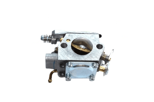 Gaźnik Husqvarna do piły Partner P340S, metalowy, leżący. Widoczny otwór przepustnicy, srebrne metaliczne elementy łączące i rurka paliwowa. Detale mechaniczne z widocznymi śrubami.