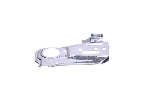 Osłona karteru pilarki Husqvarna w metalicznym, aluminiowym kolorze. Produkt widoczny z boku, ukazujący charakterystyczny kształt oraz otwory montażowe. Nie zawiera dodatkowych dekoracji ani napisów.