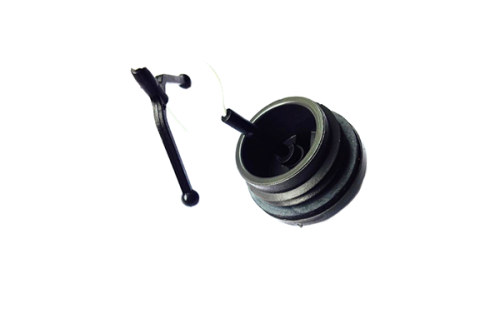 Czarny plastikowy korek oleju do pilarki Husqvarna 61/242, okrągły z otworem i wysuniętą końcówką, leżący na jednolitym tle, obok ciemny uchwyt.