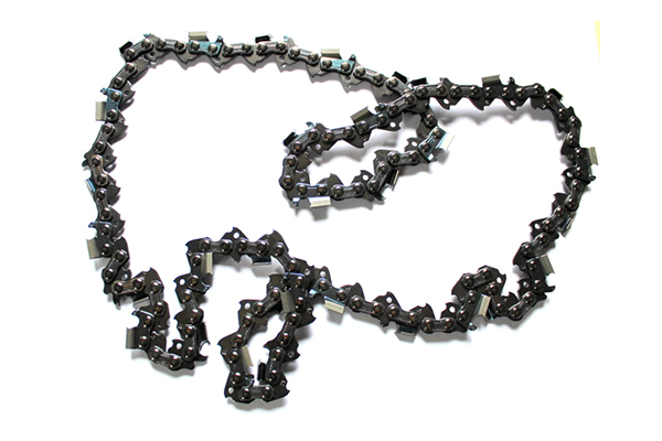 Łańcuch tnący OREGON o długości 56DL, w kolorze ciemnoszarym, z metalowymi ogniwami i ząbkami. Układ zamontowany na płaskiej powierzchni, w zbliżeniu. Widoczne mocowania i detale konstrukcyjne. Przeznaczony do pił łańcuchowych.