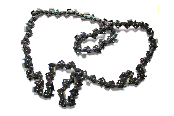 Łańcuch tnący OREGON o długości 325/1,3mm/56DL, układany w kształt falisty, z metalicznymi zębami i ogniwami. Wykończenie matowe, czarna powierzchnia z niebieskimi elementami mocującymi. Prezentowany na białym tle, w stanie nowym.