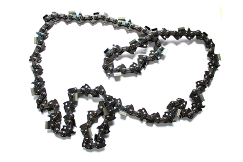 Łańcuch tnący OREGON o długości 325/1,3mm/56DL, układany w kształt falisty, z metalicznymi zębami i ogniwami. Wykończenie matowe, czarna powierzchnia z niebieskimi elementami mocującymi. Prezentowany na białym tle, w stanie nowym.