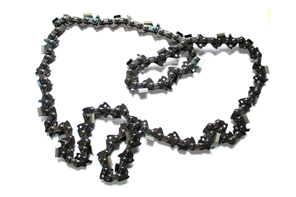Łańcuch tnący OREGON o długości 325 i grubości 1,3 mm, 72DL, w kolorze czarnym z metalowymi ząbkami. Ułożony na białym tle w splątanej formie, z widocznymi ogniwami i osprzętem. Produkt nowy, przeznaczony do użycia w piłach łańcuchowych.