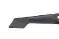 Nóż kosiarki Sabo o długości 47 cm, wykonany z matowego czarnego metalu, z prostokątnym końcem tnącym. Produkt leży poziomo, widoczny kąt z boku. Na ostrzu brak widocznych napisów lub logo, otwór montażowy na końcu.