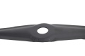 Nóż kosiarki Sabo o długości 47 cm, wykonany z ciemnego metalu, z centralnym otworem. Produkt leży poziomo, ukazując gładką powierzchnię z lekko zaokrąglonymi krawędziami. Idealny do wymiany w urządzeniach ogrodowych.