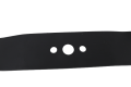 Nóż kosiarki o długości 49,8 cm w kolorze czarnym. Widoczny w ujęciu z góry, leżący na białym tle. Posiada dwa okrągłe otwory oraz jeden mniejszy, co sugeruje jego mocowanie w kosiarkach. Gładka, matowa powierzchnia.