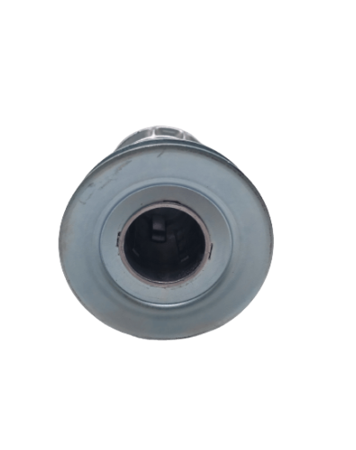 Adapter noża do kosiarki Husqvarna LC 253S z metalowym korpusem, widoczny od strony górnej. Otwór na wsuwkę centralną, lekko zaokrąglone krawędzie. Blada, stalowa kolorystyka z widocznymi śladami użytkowania.