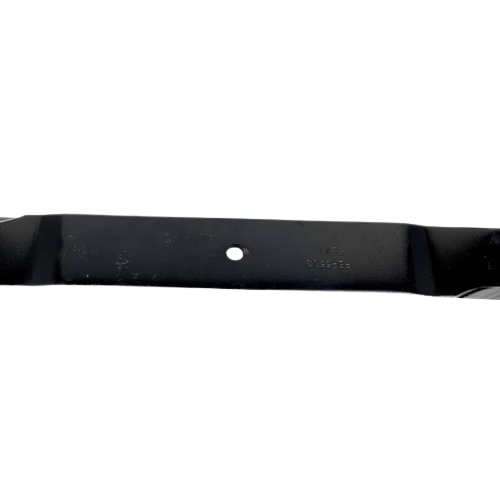 Nóż kosiarki Toro 64 cm, czarny, prostokątny z wycięciem na mocowanie. Gładka, metalowa powierzchnia bez zdobień, leżący na jednolitym tle, pokazujący krawędź tnącą.