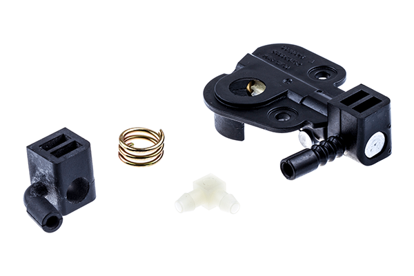 Pompa oleju do pilarki Partner 351/370/390 w kolorze czarnym z metalowym elementem (sprężyna) i innymi akcesoriami, umieszczona na białym tle. Widziana z góry, w pozycji leżącej. W zestawie dwa mocowania oraz dwa elementy z tworzywa.