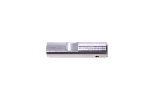 Cylinder tłoka pompy pilarki Husqvarna 340/345/450, wykonany z metalu, o prostokątnym kształcie. Z góry, w zbliżeniu, z widocznym otworem oraz ścięciem na końcu. Na gładkiej powierzchni brak dodatkowych detali, umieszczony na jednolitym tle.