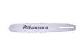 Prowadnica Husqvarna 13/.325/1,5 mm/56DL w kolorze srebrnym, z widocznym logo. Ujęta frontalnie, leżąca na białym tle. Prosta forma, przeznaczona do pilarek. Widoczne otwory montażowe, brak dodatkowych detali czy wzorów.