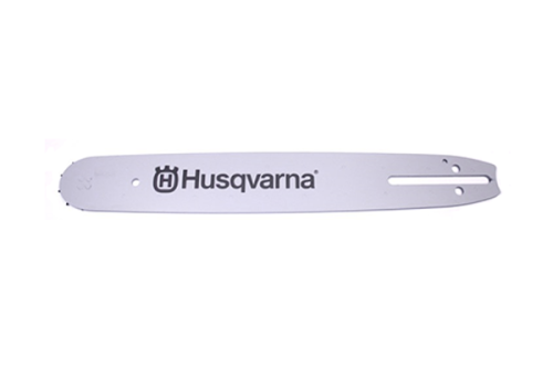 Prowadnica Husqvarna 13/.325/1,5 mm/56DL w kolorze srebrnym, z widocznym logo. Ujęta frontalnie, leżąca na białym tle. Prosta forma, przeznaczona do pilarek. Widoczne otwory montażowe, brak dodatkowych detali czy wzorów.