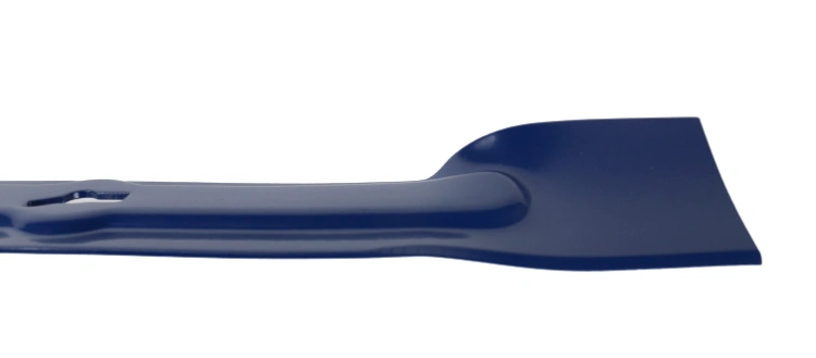 Nóż do kosiarek Castorama o długości 32 cm, prosty, w kolorze ciemnoniebieskim, z szerokim ostrzem. Ujęcie z boku, ukazujące gładką powierzchnię. Brak widocznych napisów lub logo. Idealny do precyzyjnego cięcia w ogrodzie.