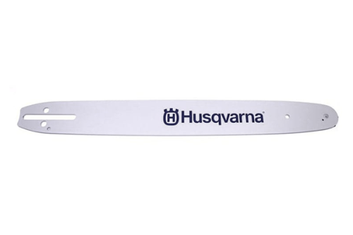 Srebrna prowadnica 14 Husqvarna z logo, frontalne ujęcie, leżąca na płasko. Otwory montażowe na końcach. Do pił łańcuchowych, długość 52DL, grubość 1,3 mm.